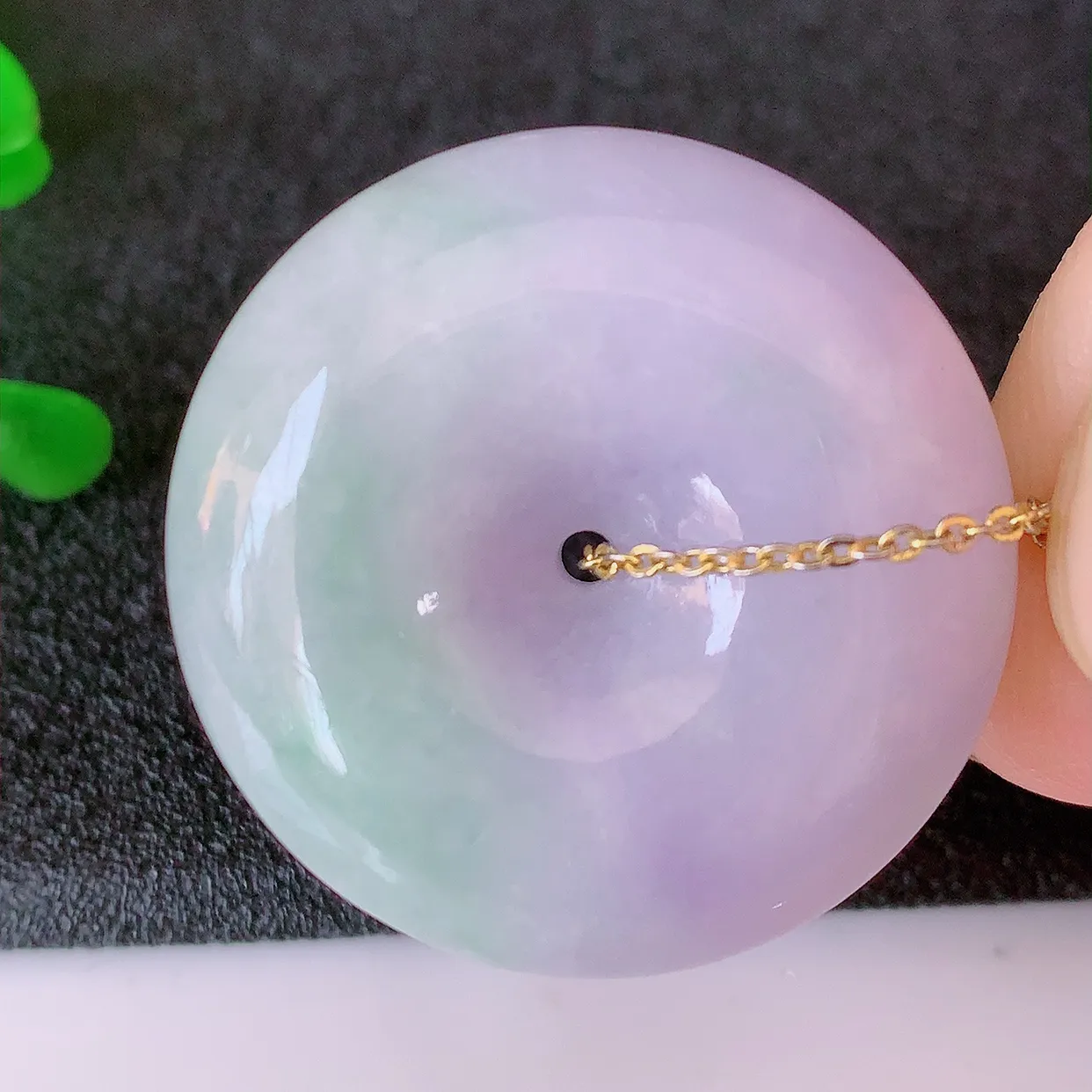 自然光实拍，冰润春带彩翡翠平安扣吊坠，玉扣，平安是福；很美的料子，平安扣佩戴优雅迷人！#05.27