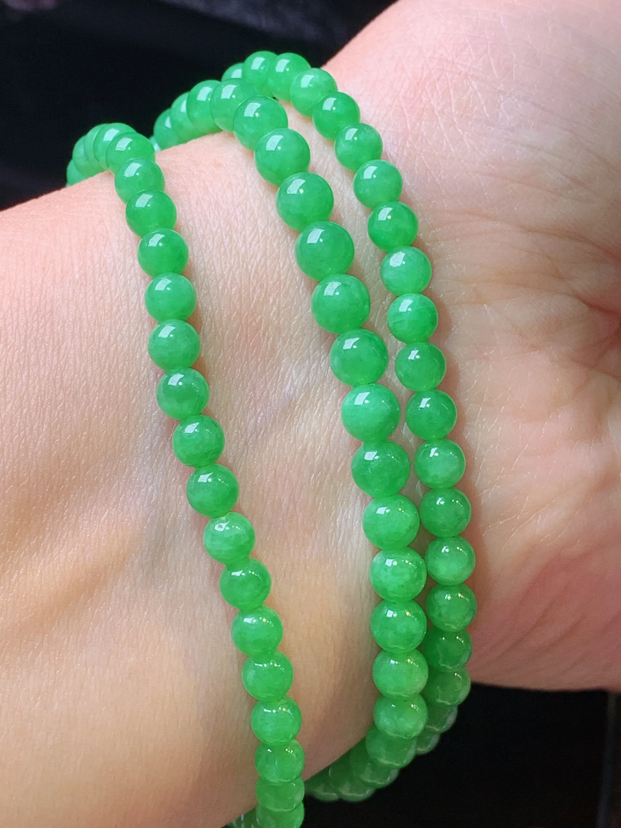 翠绿圆珠项链 玉质细腻 色泽艳丽清新 整体尺寸4.6