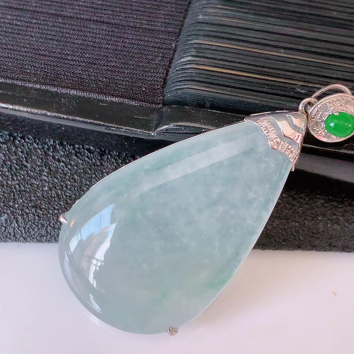 自然光实拍，18K金镶嵌冰种翡翠水滴吊坠，品相佳，颜色漂亮，佩戴时尚优雅，尽显气质。水滴寓意“水滴聚财，坚持不懈，如水爱心” #00.25整体37.5*18*6.2裸石29.5*18