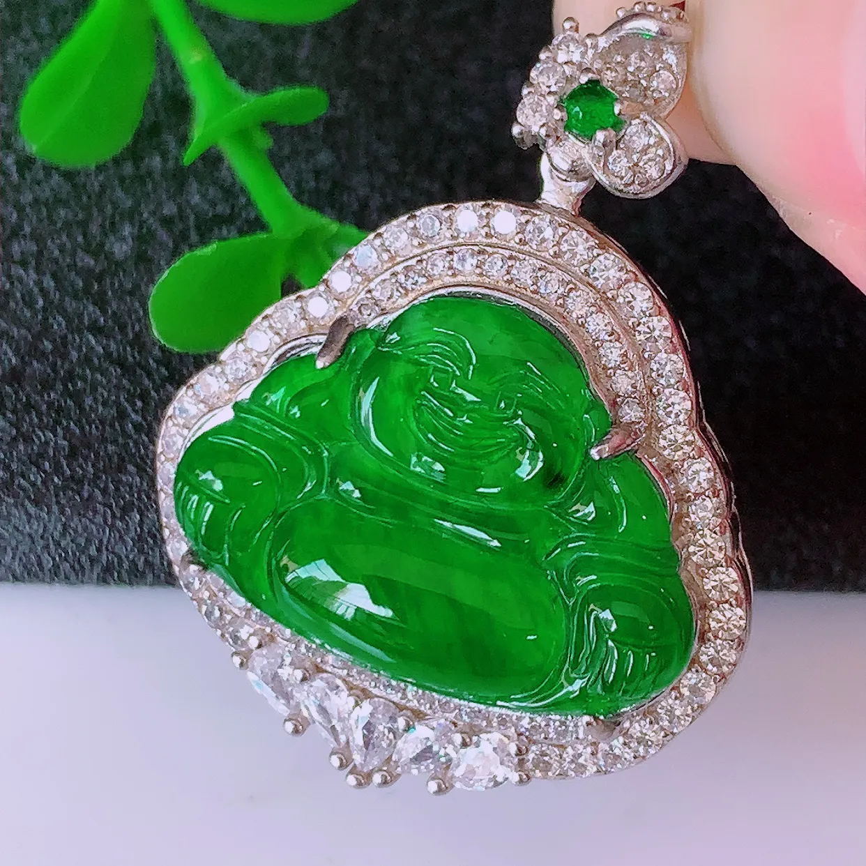 冰透满绿翡翠925银镶嵌佛公吊坠，自然光实拍，翠色灵动，颜色漂亮，种老水足，品相佳，佩戴佳品！#97.27整体31.5-24.2*9.2裸裸20*15