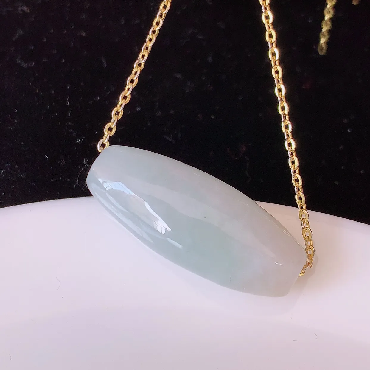 自然光实拍，冰润黄翡双彩翡翠路路通吊坠，寓意时来运转、财源滚滚，款式新颖时尚，日常百搭的款！配图银链#94.27