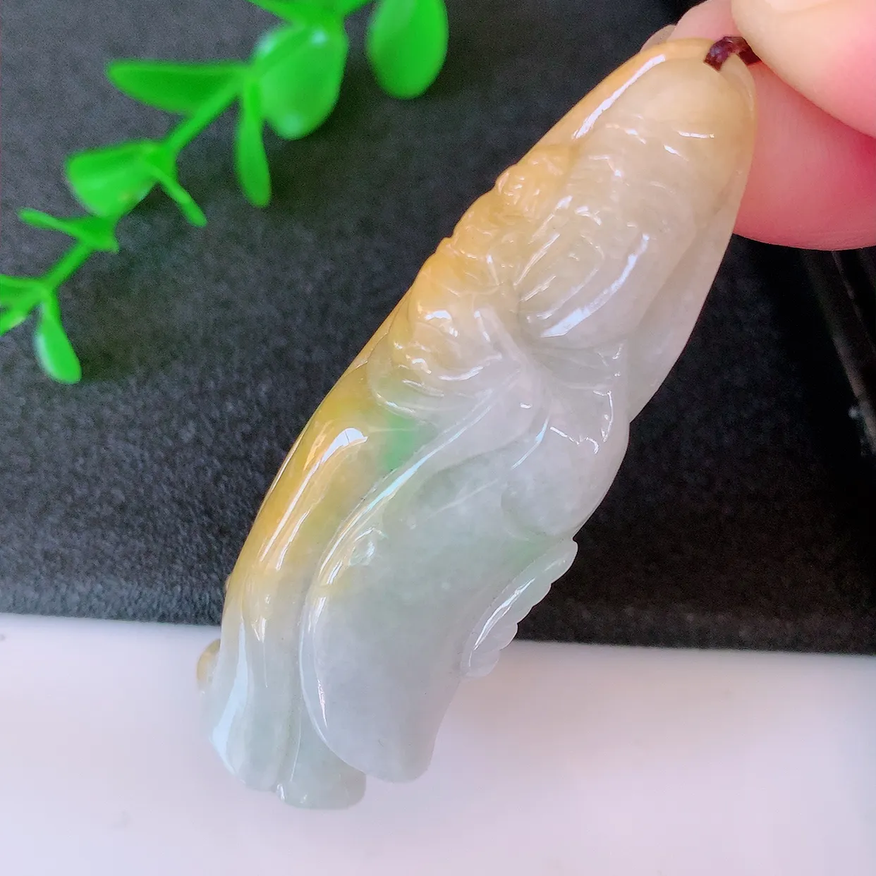 自然光实拍，冰润黄加绿翡翠寿星公吊坠，种老水足，雕工精湛 ，寓意美好，佩戴时尚出众！#60.25