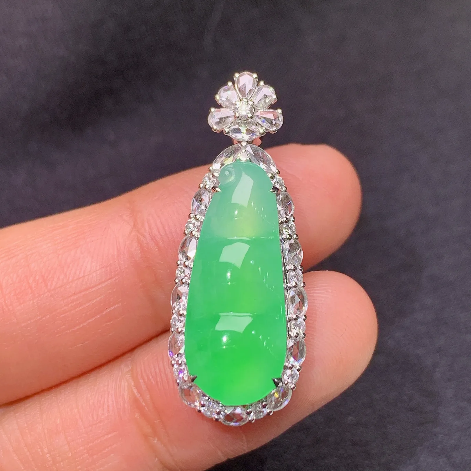 冰甜绿福豆吊坠，18k金镶嵌，色泽鲜阳，冰润细腻，种水足 Zhe 尺寸31.6*12.1*8.6