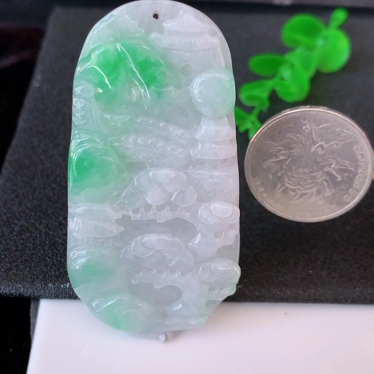 自然光实拍，冰润飘绿翡翠山水牌吊坠，翡翠山水，立体生动形象，山水素材布局合理，意境感佳，佩戴上身效果更高贵 #46.25