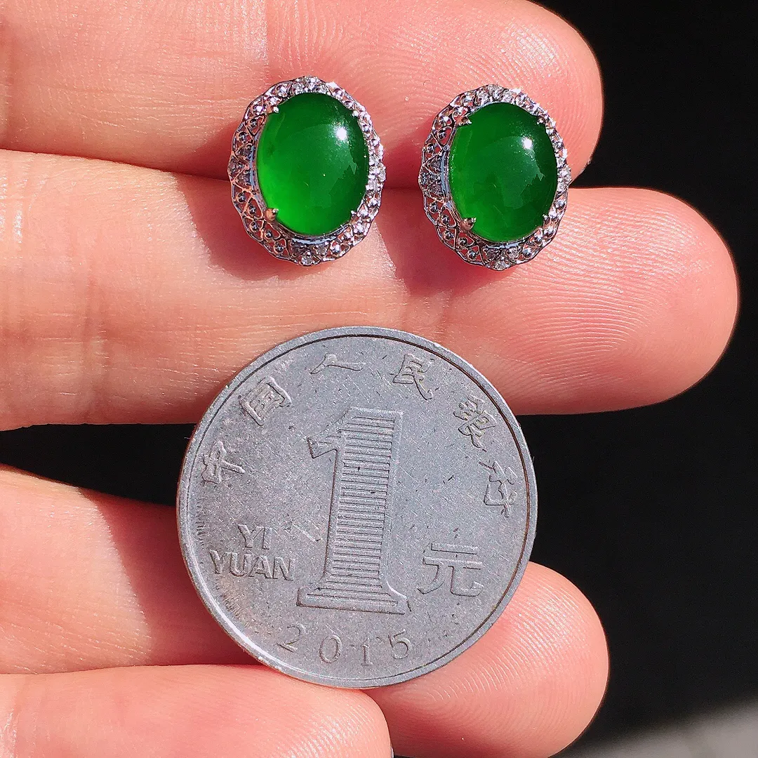 阳绿蛋面耳钉，色泽均匀艳丽，玉质细腻，荧光感超
强，饱满圆润，尽显优雅气质，18k
金豪华镶嵌