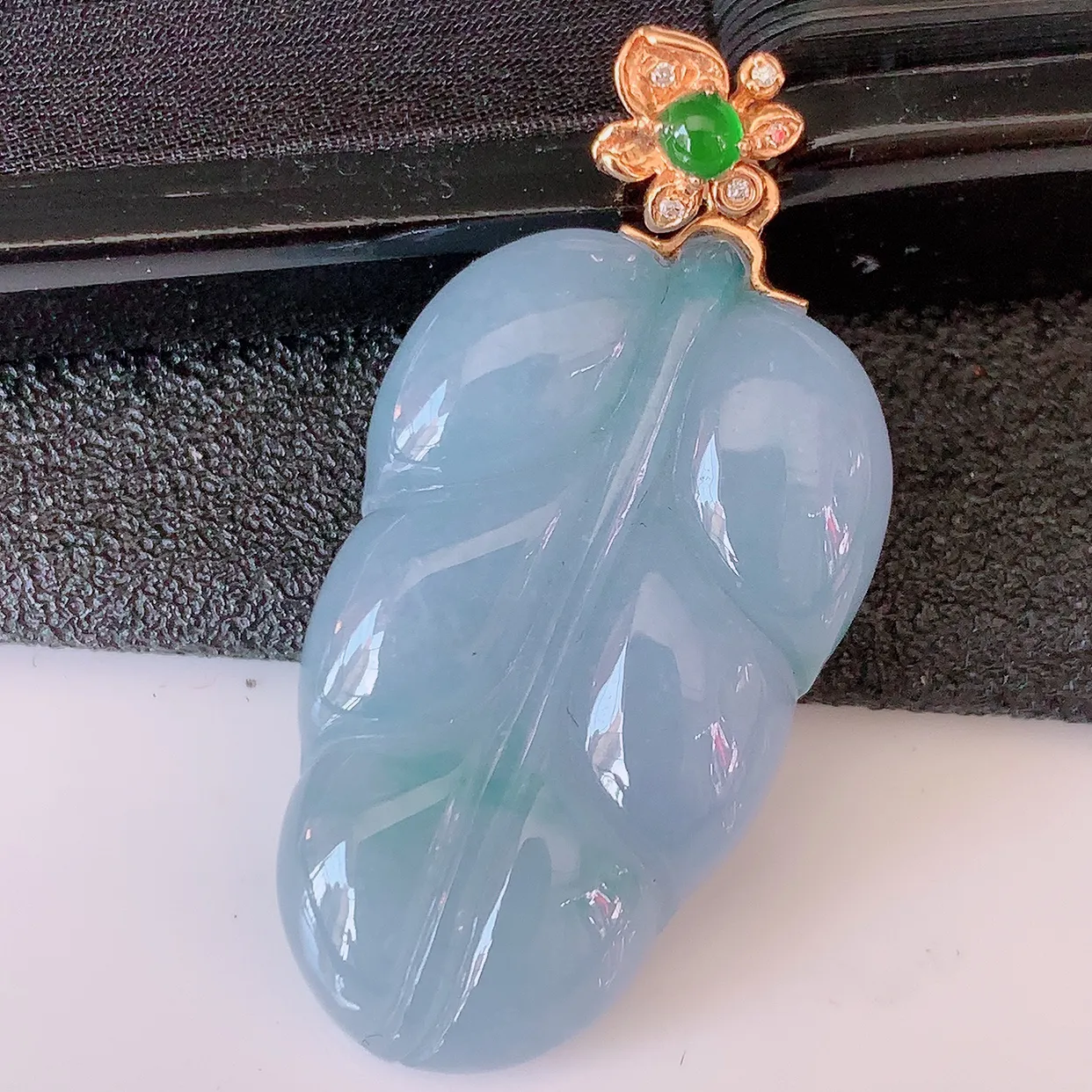 自然光实拍，18K金镶嵌紫罗兰翡翠叶子吊坠，寓意“大业有成，一夜成名，金枝玉叶”水润叶子，翡翠叶子，