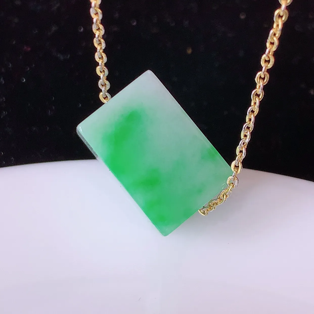 自然光实拍，冰润飘绿翡翠路路通吊坠，寓意好运连连，路路畅通，经典款式，财运滚滚，路路通，佩戴效果更好