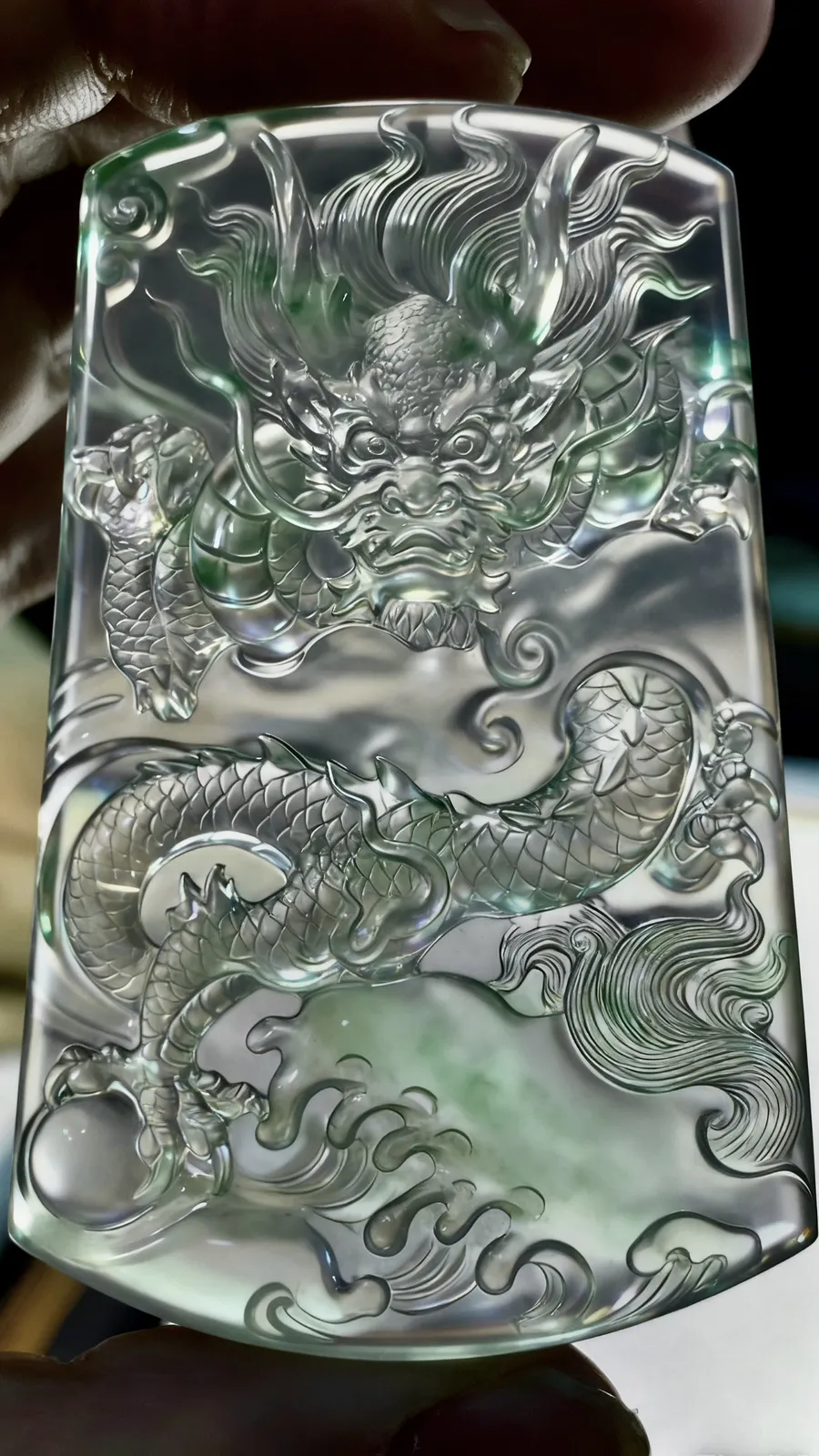 【盛世龙腾·神龙护主】，高品质龙牌，
经鼎玉雕艺术作品，63-40-7mm，39g，