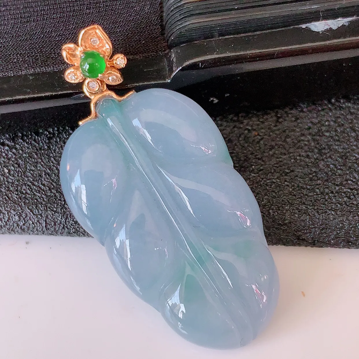 自然光实拍，18K金镶嵌紫罗兰翡翠叶子吊坠，寓意“大业有成，一夜成名，金枝玉叶”水润叶子，翡翠叶子，清秀高雅，性价比超值！#00.25整体35.5裸石27.5*16.5*5.5