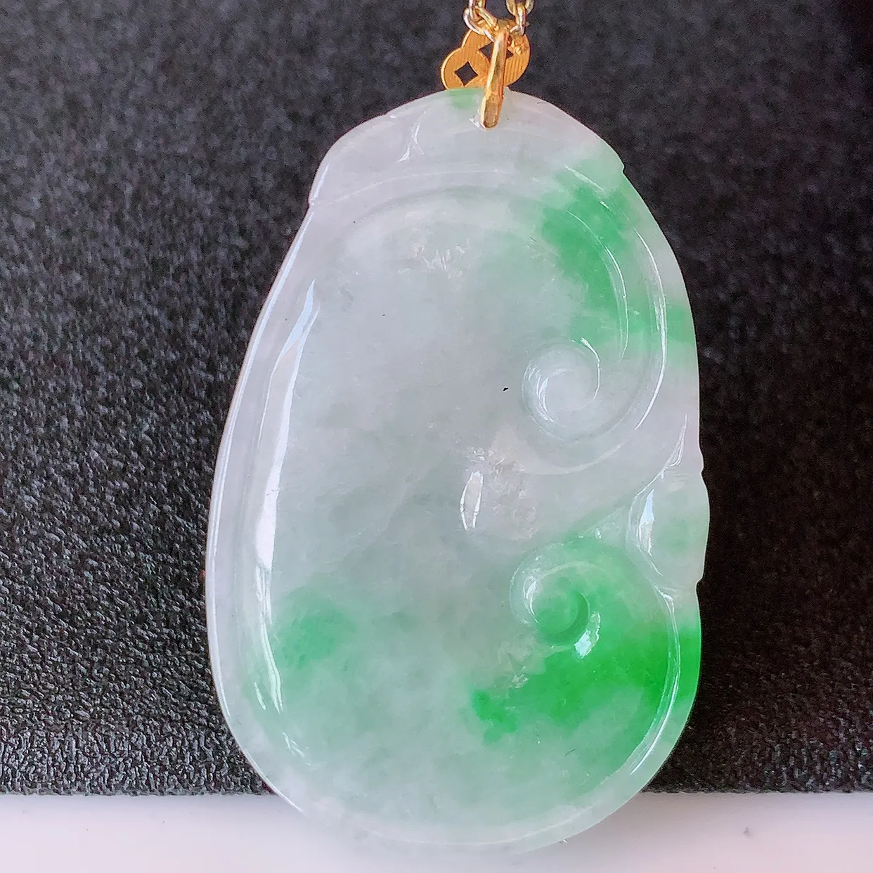 18K金镶嵌冰润飘绿翡翠万事如意吊坠，玉质细腻，时‮大尚‬方，款式经典，佩戴优雅高贵上档次！#42.27