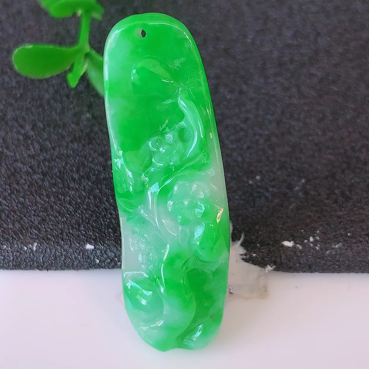 自然光实拍，冰润飘阳绿翡翠梅花吊坠，种老水足，雕工精湛 ，寓意美好，佩戴时尚出众！#57.25