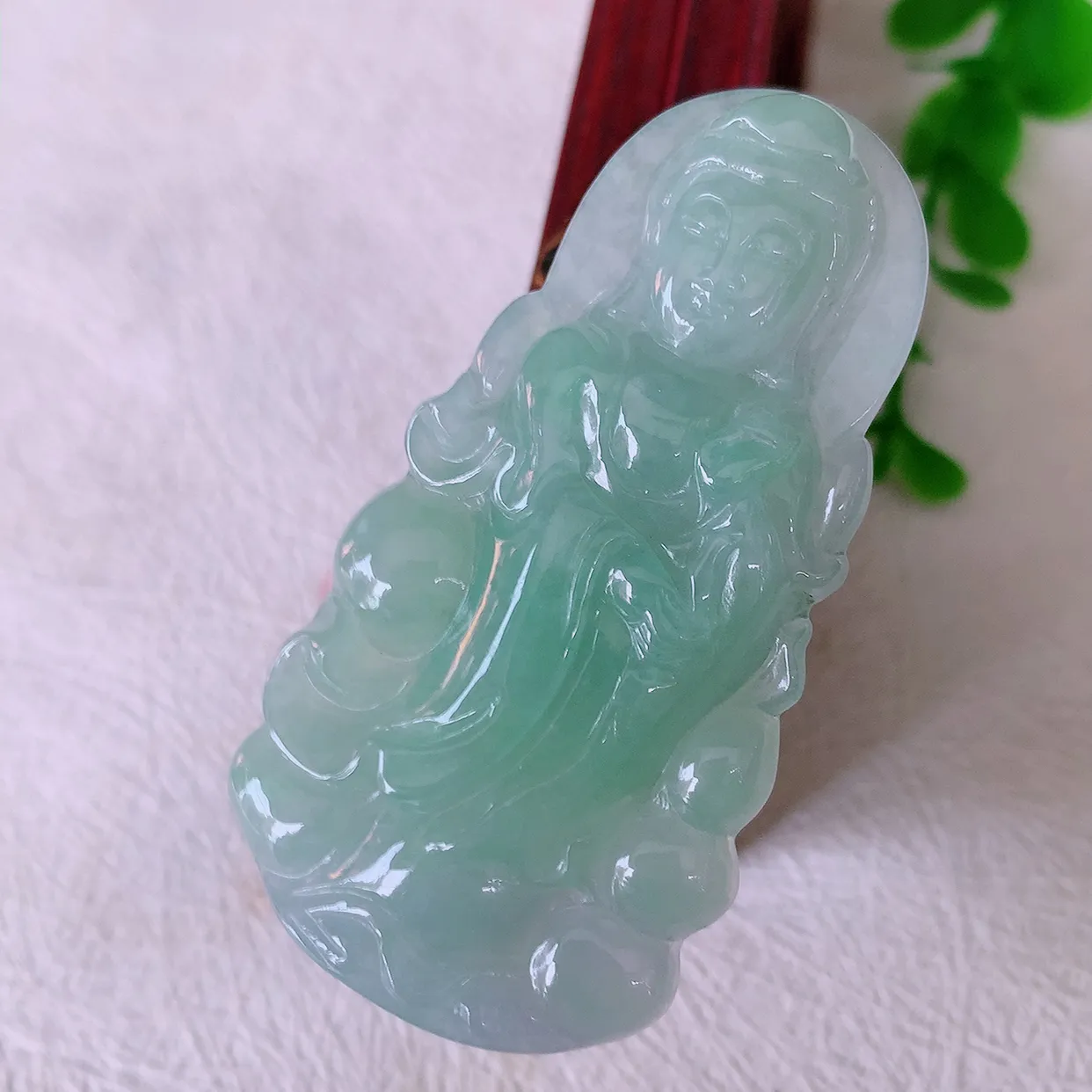 自然光实拍，冰胶飘绿翡翠观音菩萨吊坠，赐福观音，冰透亮泽，美观亮丽，观音面相端庄#57.27