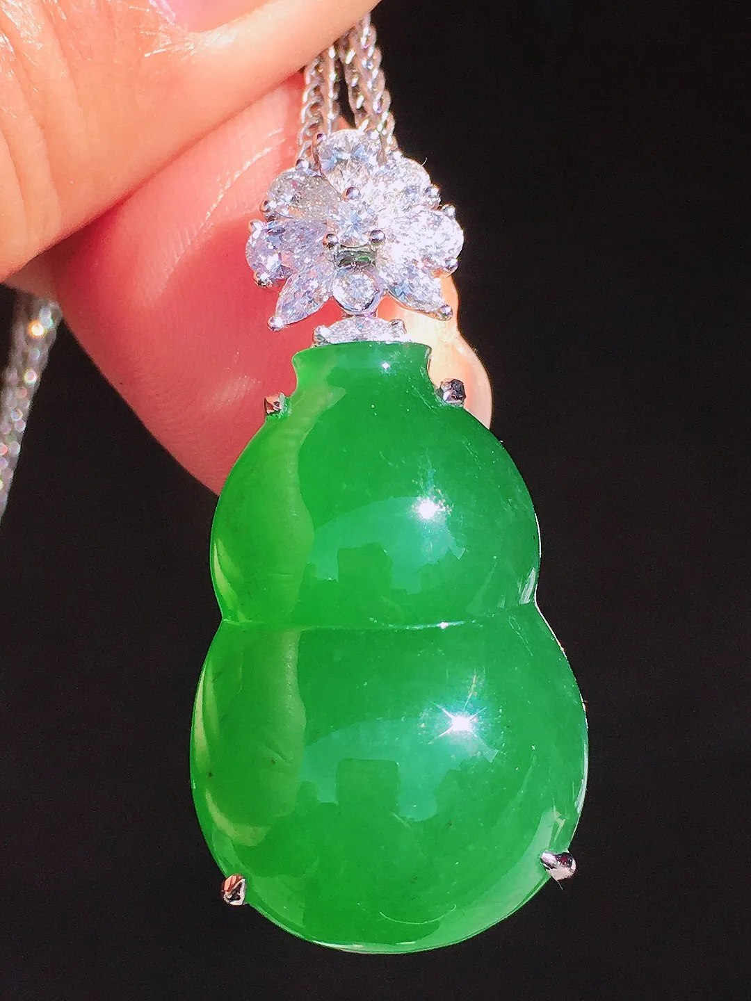 阳绿葫芦吊坠，色泽均匀艳丽，玉质细腻，荧光感超
强，饱满圆润，尽显优雅气质，18k
金豪华镶嵌