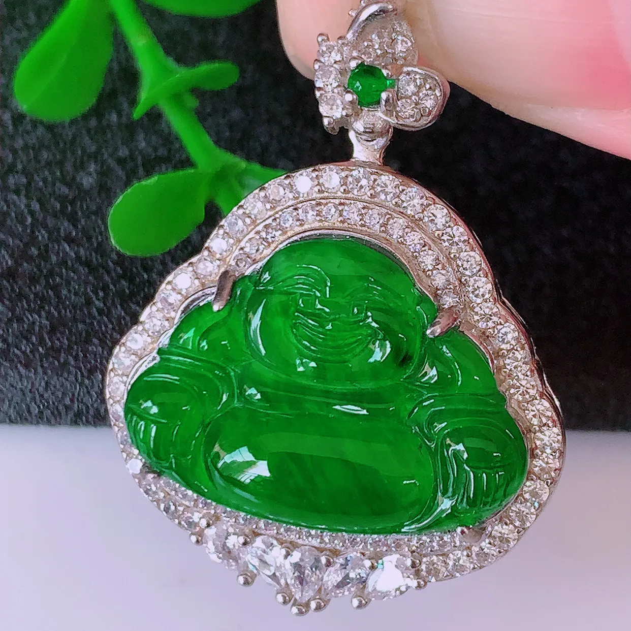 冰透满绿翡翠925银镶嵌佛公吊坠，自然光实拍，翠色灵动，颜色漂亮，种老水足，品相佳，佩戴佳品！#97.27整体31.5-24.2*9.2裸裸20*15