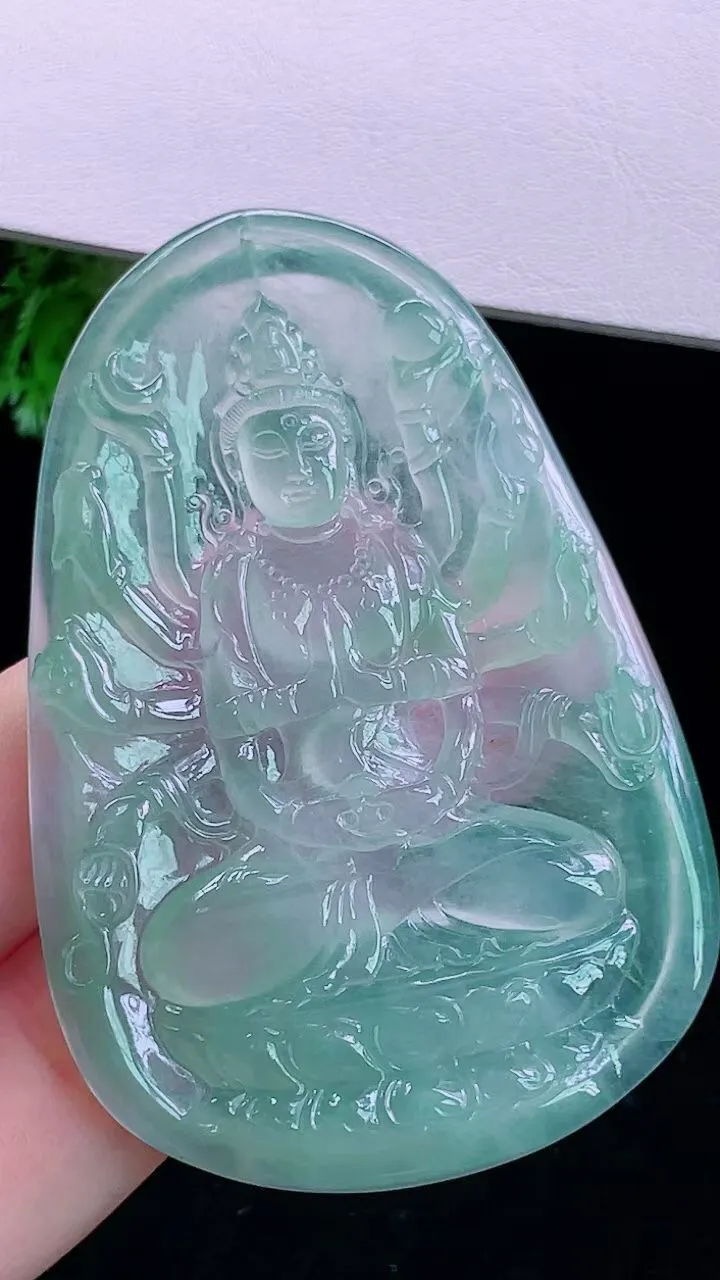【翡翠名称】老坑种高冰千手观音菩萨翡翠挂件
【翡翠尺寸】64.6/43.5/4.9mm
【翡翠描述】宝贝种老水足，玉质细腻，色泽靓丽，性价比高，佩戴效果好！
【其它赠送】权威证书/精美挂绳/盒子/支持全国复检(七天无理由退换货买家只须付来回邮费即可）