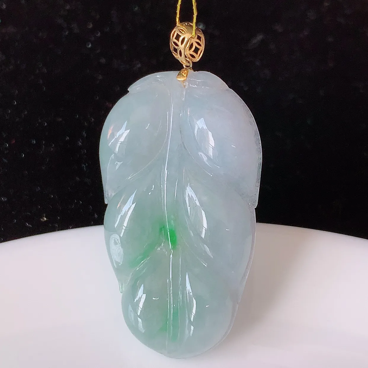 18K金镶嵌冰春带彩翡翠叶子吊坠 ，种水足，色泽清新，工艺精湛，叶子寓意美好；金枝玉叶，事业有成。#35.27