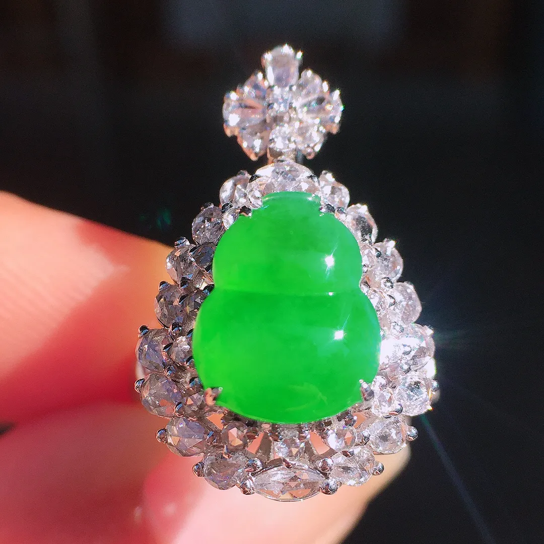 阳绿葫芦戒指/吊坠两用款，色泽均匀艳丽，玉质细腻，荧光感超
强，饱满圆润，尽显优雅气质，18k
金豪