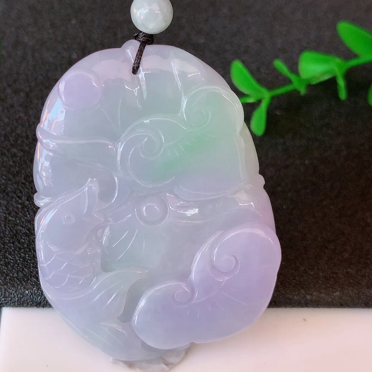 自然光实拍，冰润春带彩翡翠年年有余，自由自在玉吊坠，寓意财源广进，雕工婉约，栩栩如生，佩戴优雅迷人！#46.25