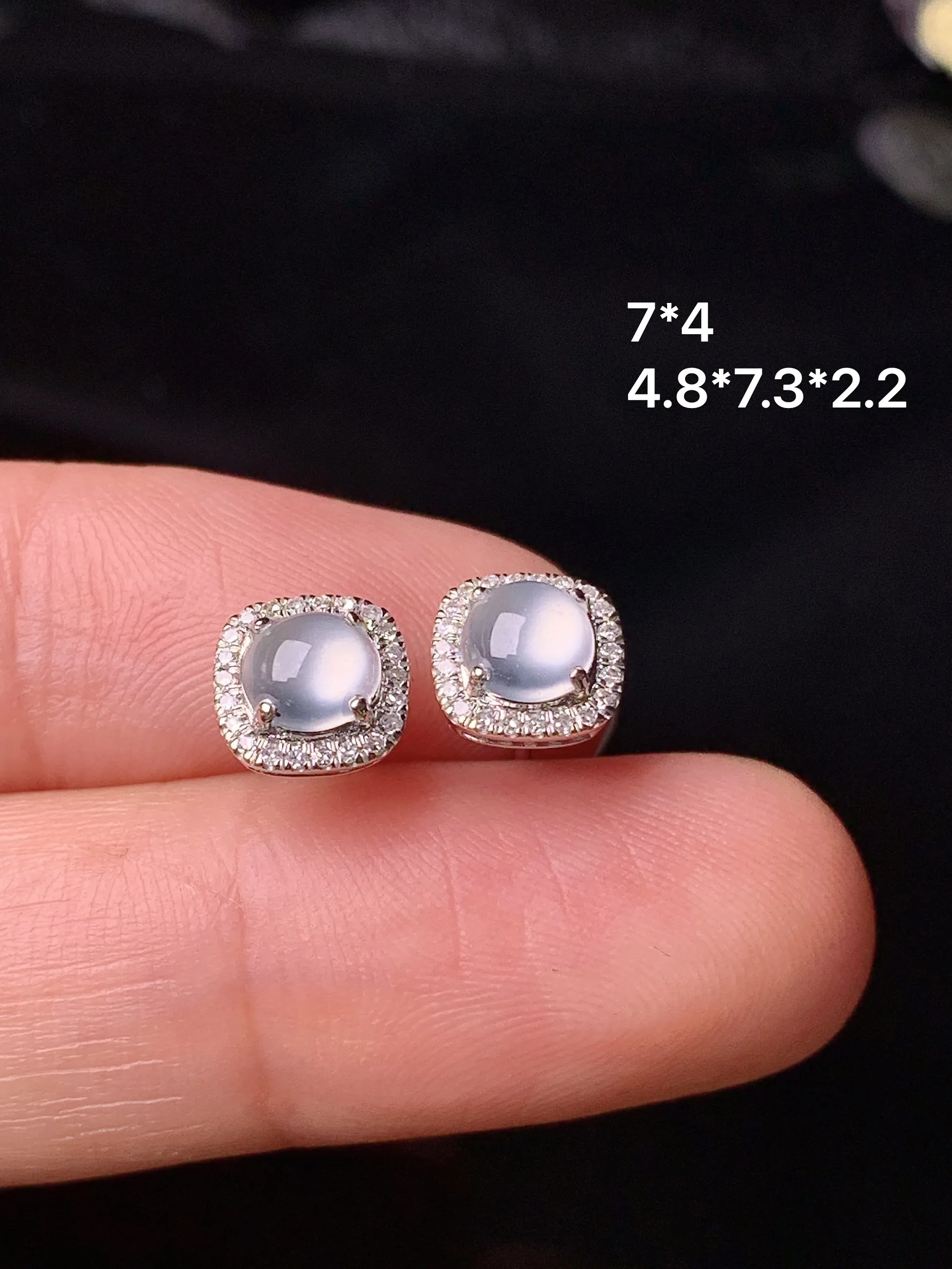 18k金钻镶嵌冰种蛋面耳钉 玉质细腻 色泽艳丽清新 整体尺寸7*4