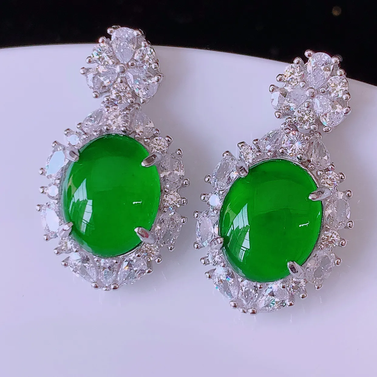 冰透满绿翡翠925银镶嵌耳坠，自然光实拍，翠色灵动，颜色漂亮，种老水足，品相佳，佩戴佳品！#97.27整体22*12.5*6裸裸10*8