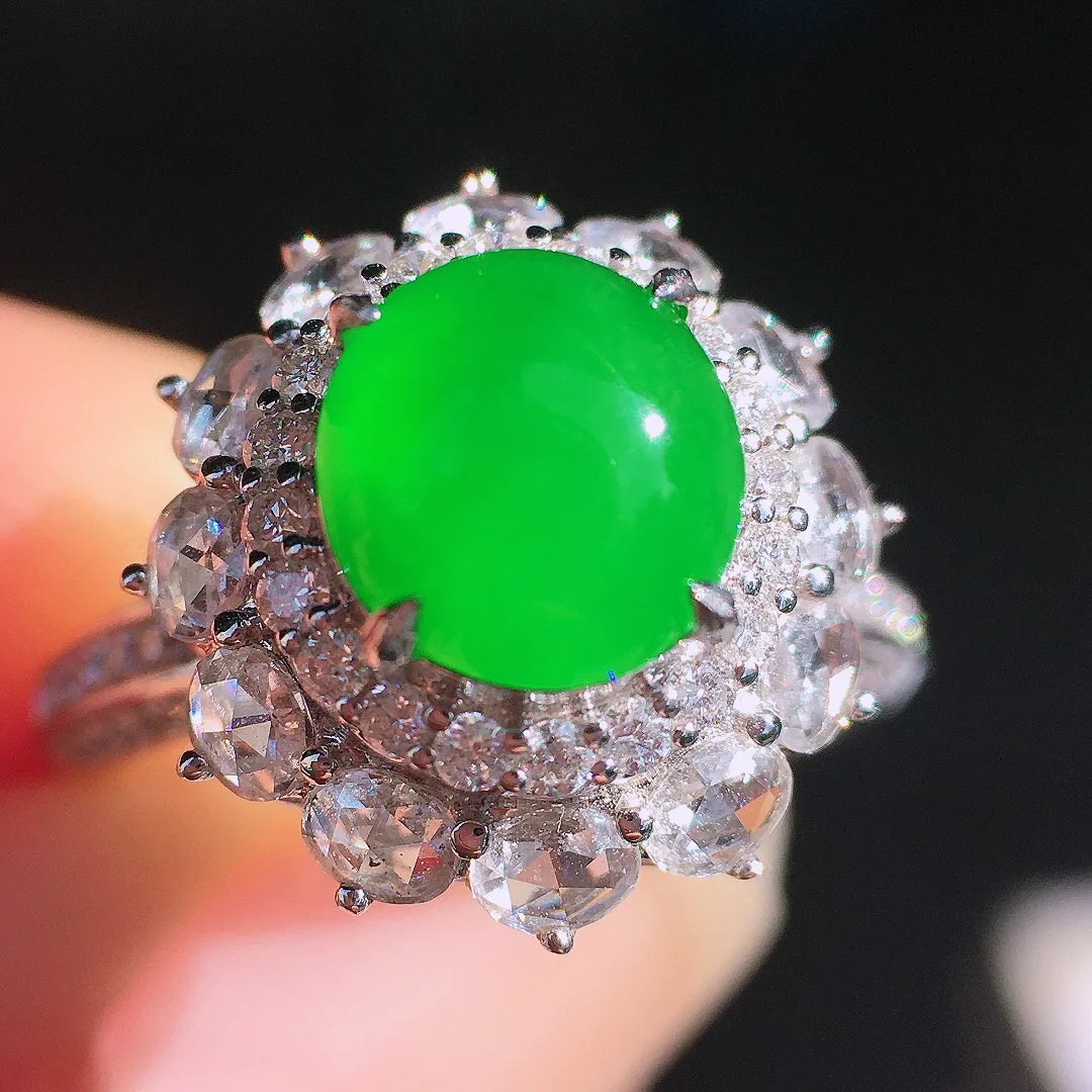 阳绿蛋面戒指，色泽均匀艳丽，玉质细腻，荧光感超
强，饱满圆润，尽显优雅气质，18k
金豪华镶嵌