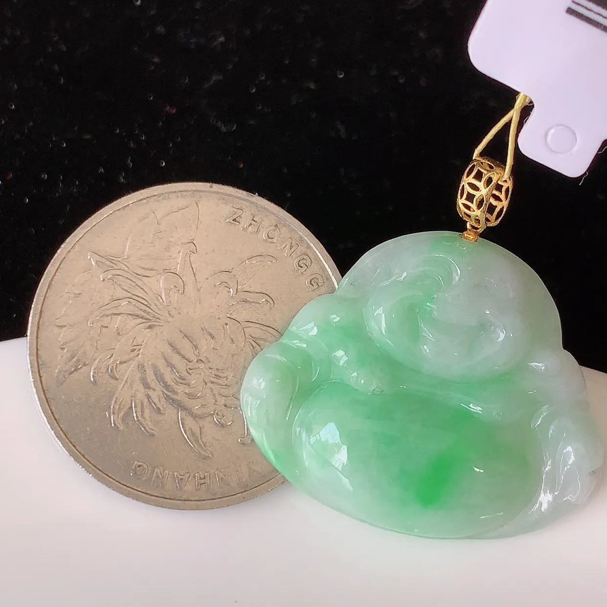 18k金镶嵌飘绿翡翠佛公吊坠，沁人心脾，精致典雅的设计，为佩戴者，增添色彩，送礼自留都是佳品选择！#35.27