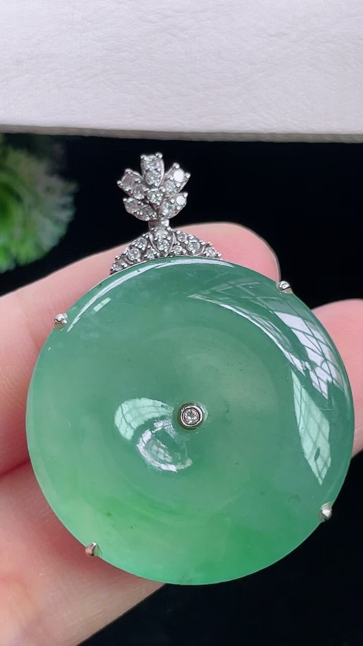 【翡翠名称】18k金镶钻冰飘绿平安扣翡翠吊坠
【翡翠尺寸】含金37/27.4/6.5mm
【翡翠描述】宝贝种老水足，玉质细腻，色泽靓丽，性价比高，佩戴效果好！
【其它赠送】权威证书/精美挂绳/盒子/支持全国复检(七天无理由退换货买家只须付来回邮费即可）