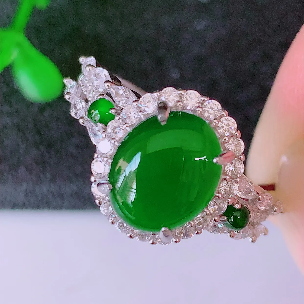 冰透满绿翡翠925银镶嵌戒指，自然光实拍，翠色灵动，颜色漂亮，种老水足，品相佳，佩戴佳品！#97.27（圈口可调大小）整体25.5*18*7.2裸裸10*7.8