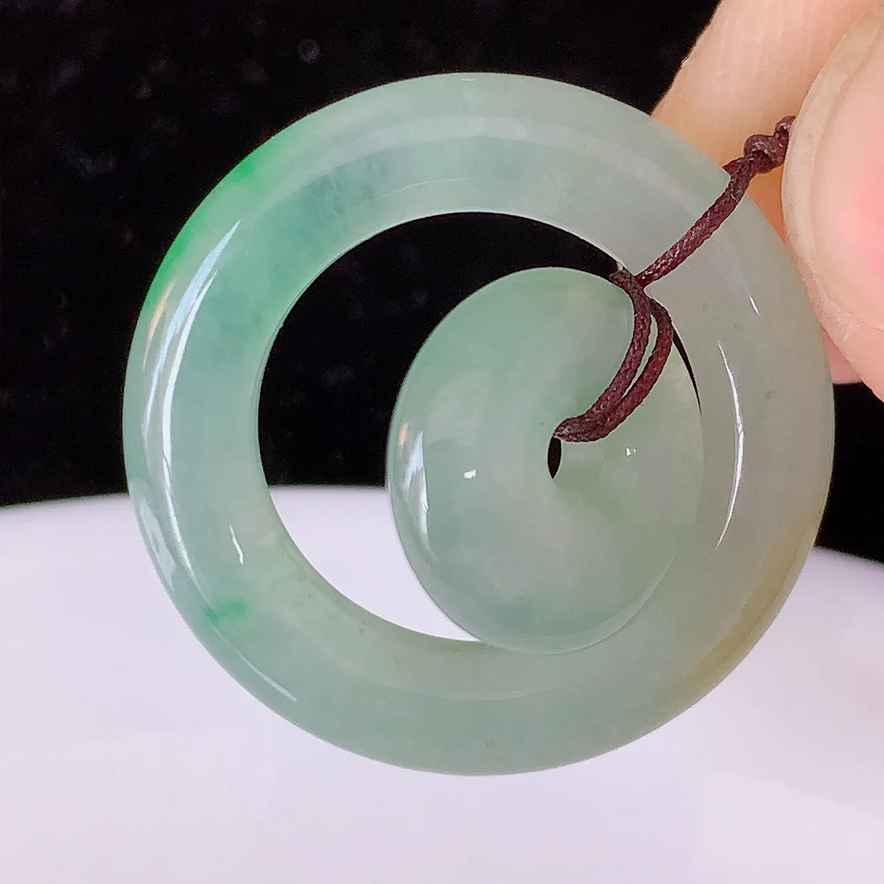 自然光实拍，冰种黄加绿翡翠平安母子扣吊坠，玉扣，平安是福；很美的料子，平安扣佩戴优雅迷人！#57.27