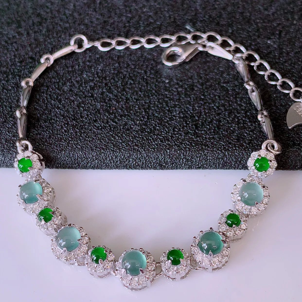 冰透满绿翡翠925银镶嵌手链，自然光实拍，翠色灵动，颜色漂亮，种老水足，品相佳，佩戴佳品！#97.27取一整体6.5*6.5*6裸裸3.5*3.5
