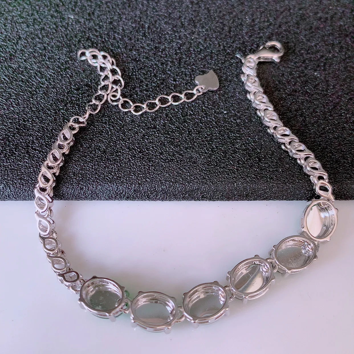 冰透满绿翡翠925银镶嵌手链，自然光实拍，翠色灵动，颜色漂亮，种老水足，品相佳，佩戴佳品！#97.27取一整体8.2*6*4.6裸裸8.2*6