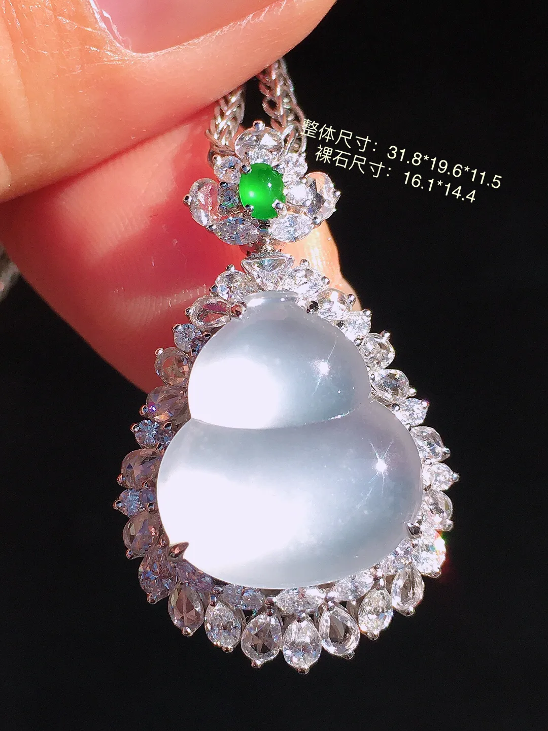 冰种葫芦吊坠，玉质细腻，荧光感超
强，饱满圆润，尽显优雅气质，18k
金豪华镶嵌