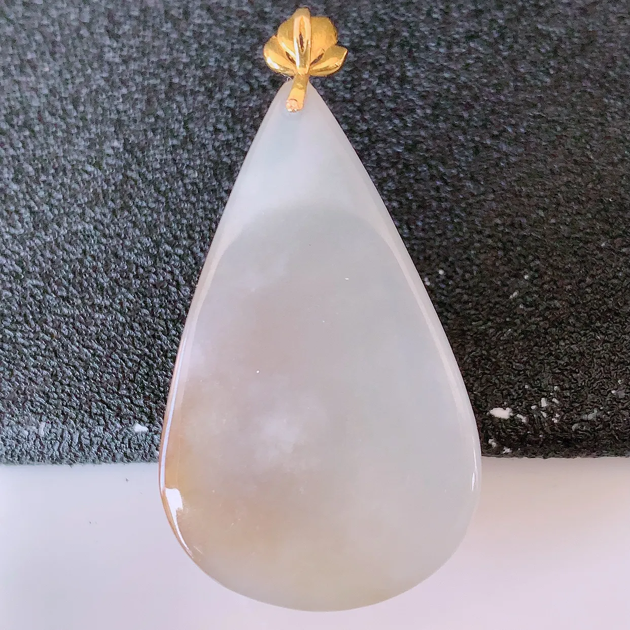 18K金镶嵌黄翡双彩翡翠水滴吊坠，品相佳，颜色漂亮，佩戴时尚优雅，尽显气质。水滴寓意“水滴聚财，坚持不懈，如水爱心” #94.27