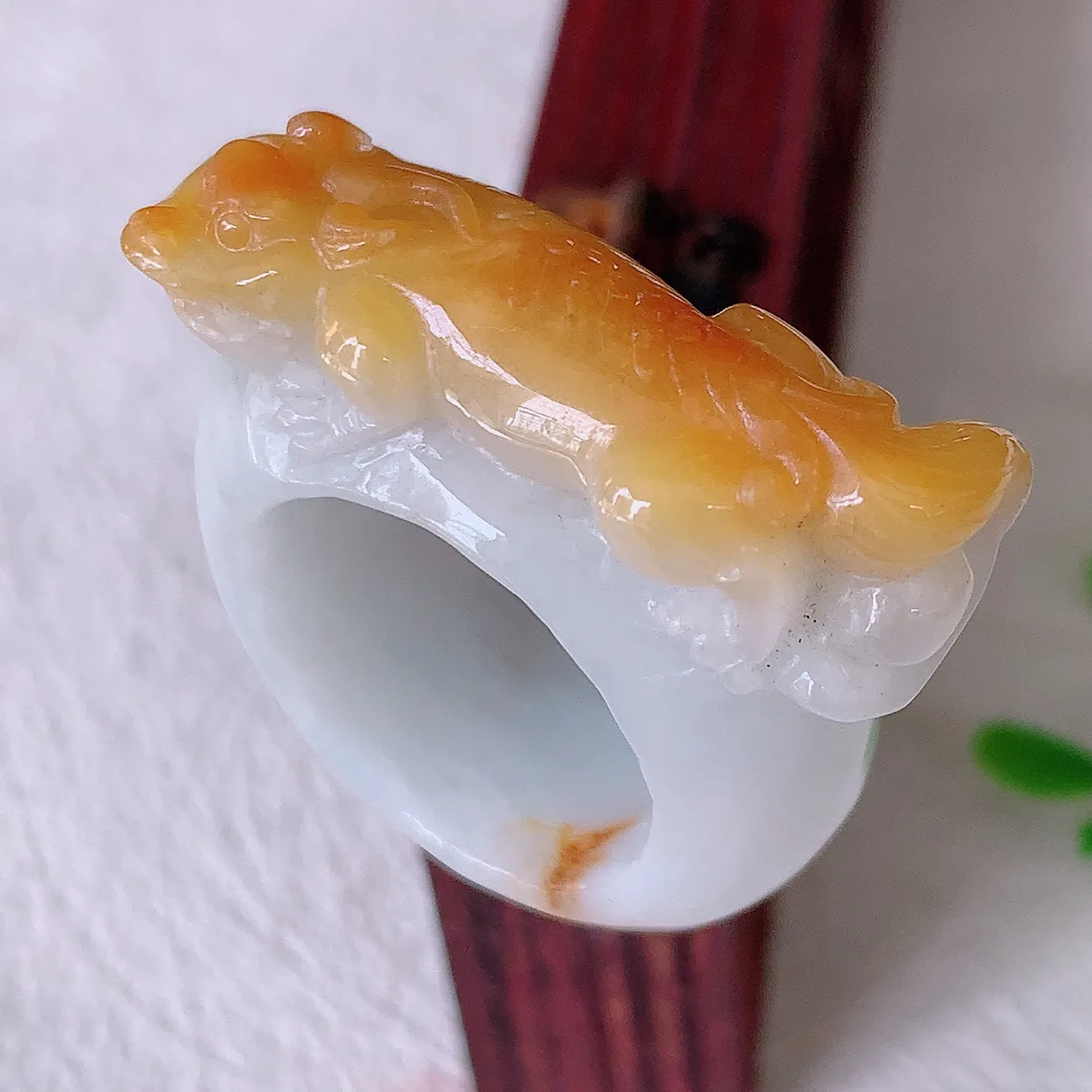 自然光实拍，黄翡貔貅扳指，18.2mm内径双彩翡翠扳指，冰润指环，玉扳指，戒指，财源滚滚，玉质细腻起胶，18圈口，种水好！#57.27尺寸32*18.2*11*8.2