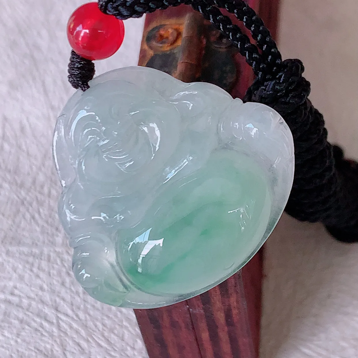 自然光实拍，冰种飘花翡翠佛公吊坠，玉笑佛，饱满，开脸喜庆，配戴优雅迷人！#46.27