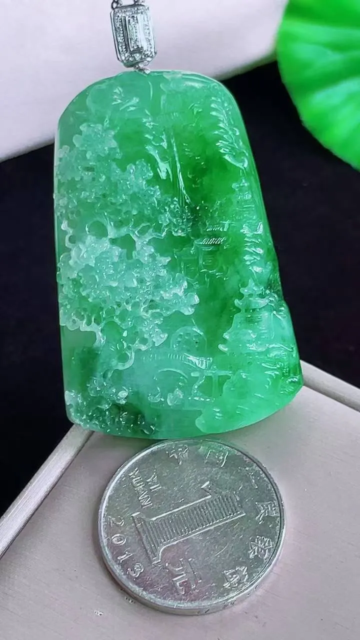 【翡翠名称】老种18 k金扣头冰阳绿山水牌吊坠挂件
【翡翠尺寸】裸石49.7/32.8/9.2mm
【翡翠描述】宝贝种老水足，玉质细腻，色泽靓丽，性价比高，佩戴效果好！
【其它赠送】权威证书/精美挂绳/盒子/支持全国复检(七天无理由退换货买家只须付来回邮费即可）