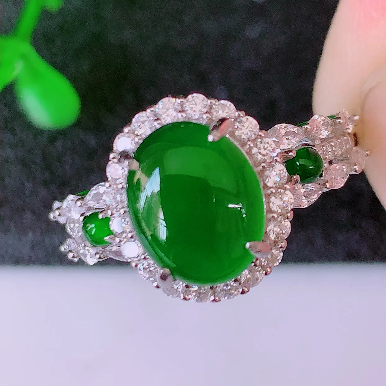 冰透满绿翡翠925银镶嵌戒指，自然光实拍，翠色灵动，颜色漂亮，种老水足，品相佳，佩戴佳品！#97.27（圈口可调大小）整体25.5*18*7.2裸裸10*7.8