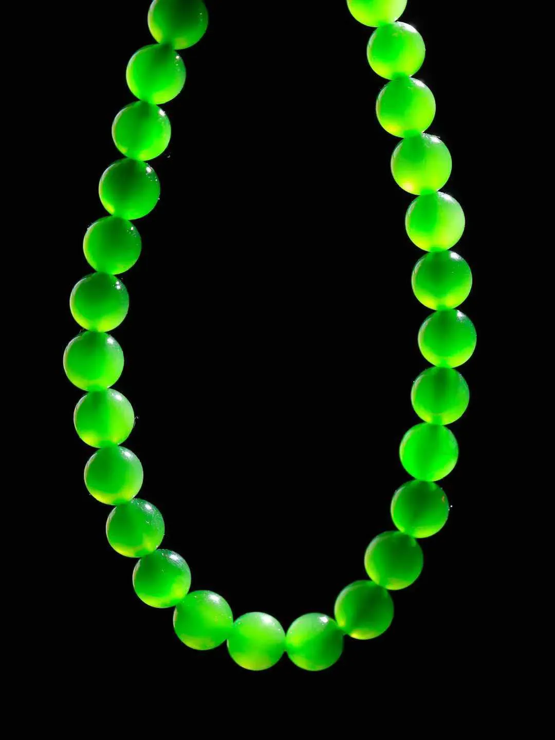 【珠圆玉润.手串】

精品和田玉碧玉微猫眼珠圆玉润手串 玉质温润细腻  整串打磨圆润，佩戴舒适。珠珠落玉盘，间关莺语花底滑，一生美好时光，无论身在何处，都有它相伴相守。事事顺遂，幸福美满，吉祥如意。重10.5克 尺寸取一6mm FDT-161102113