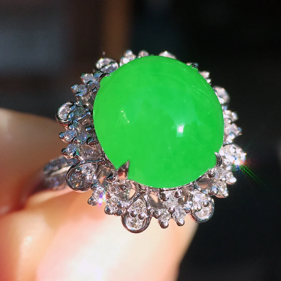 阳绿蛋面戒指，色泽均匀艳丽，玉质细腻，荧光感超
强，饱满圆润，尽显优雅气质，18k
金豪华镶嵌