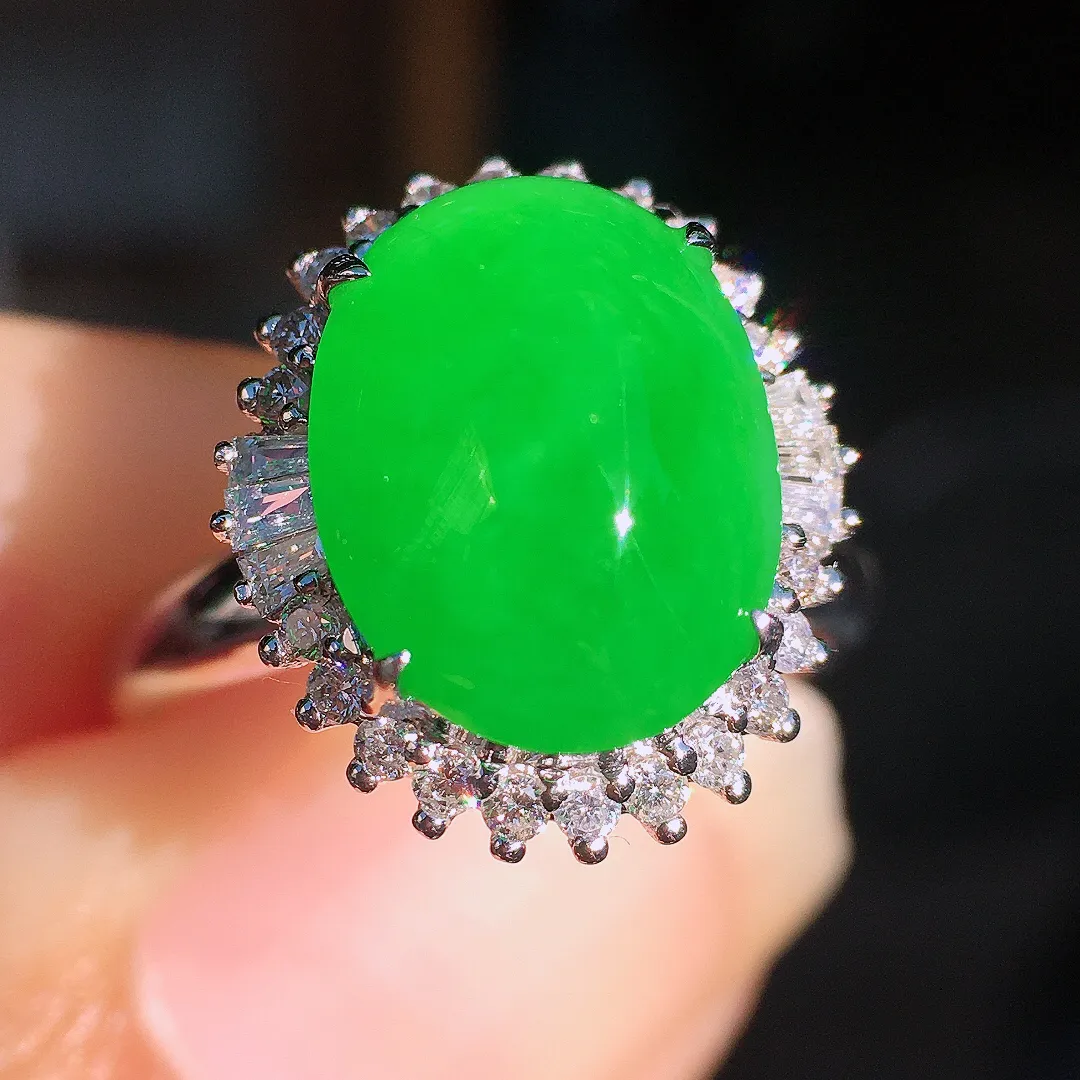 阳绿蛋面戒指，色泽均匀艳丽，玉质细腻，荧光感超
强，饱满圆润，尽显优雅气质，18k
金豪华镶嵌