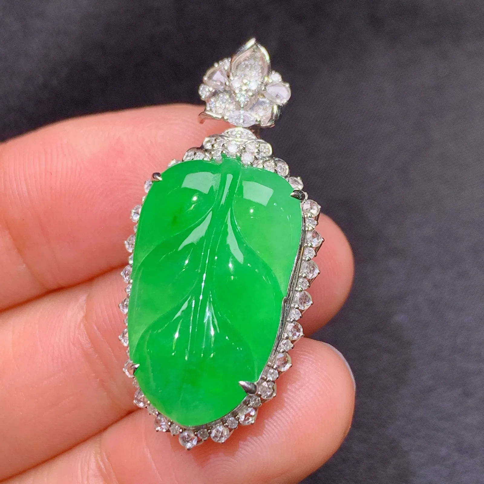 冰阳绿树叶吊坠，18k金镶嵌，色泽鲜阳，冰润细腻，种水足 尺寸34.2*16.5*10.9