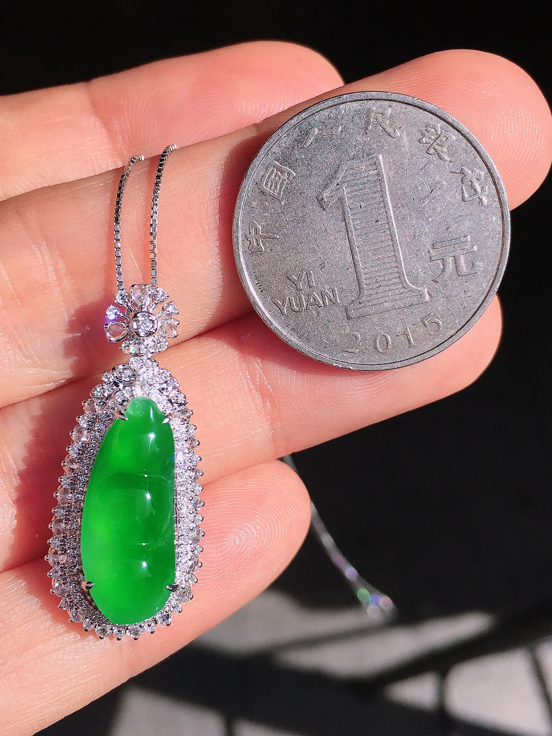 阳绿福豆吊坠，色泽均匀艳丽，玉质细腻，荧光感超
强，饱满圆润，尽显优雅气质，18k
金豪华镶嵌