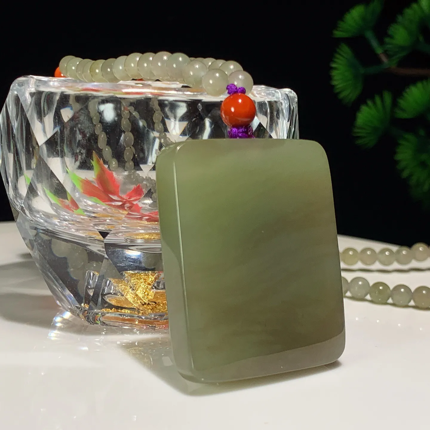 和田玉晴水飘紫平安无事牌挂件。尺寸41/34/10重58.5克。玉质细腻油润。手推出油。佩戴高端典雅。lt251127