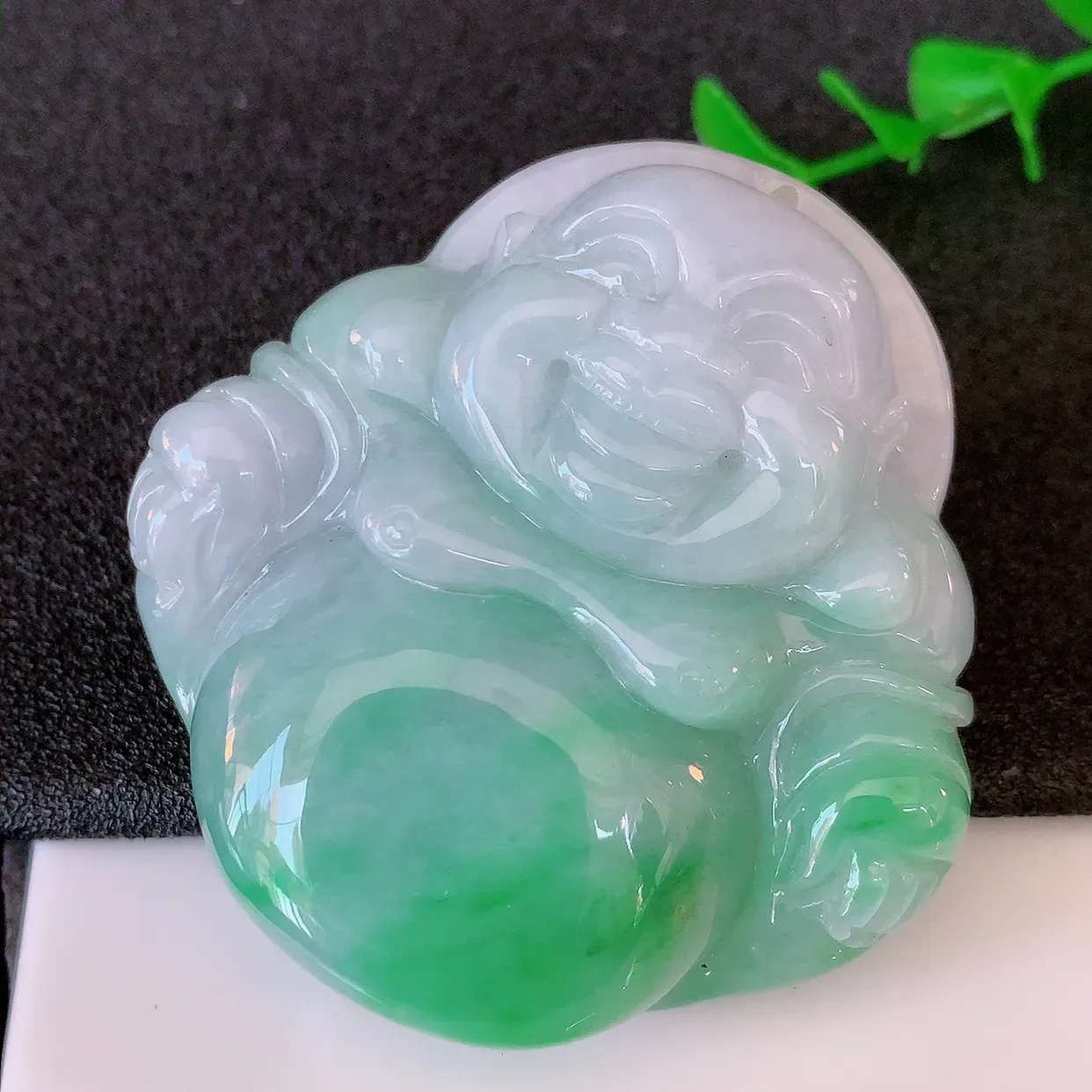 自然光实拍，大件厚装飘绿翡翠佛公吊坠，饱满， 佛公亦保平安，寓意有福（佛公）相伴，品相佳，配戴优雅迷人！#46.25