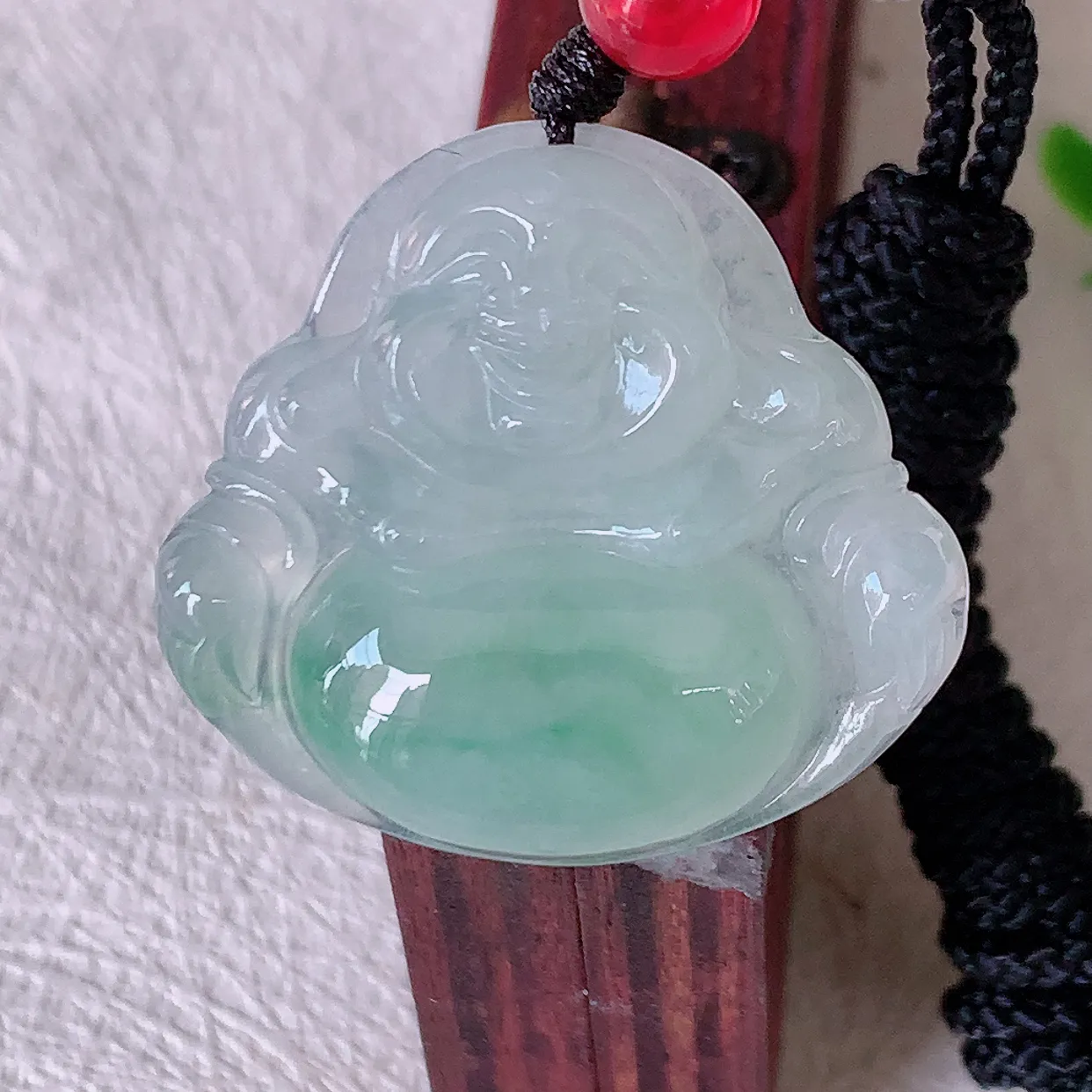 自然光实拍，冰种飘花翡翠佛公吊坠，玉笑佛，饱满，开脸喜庆，配戴优雅迷人！#46.27