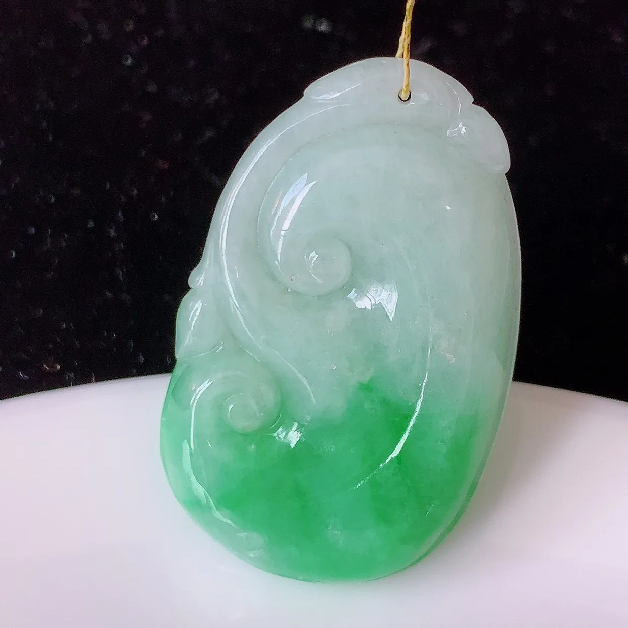 自然光实拍，冰润飘绿翡翠如意吊坠，上身效果非常美，饱满大气，工艺美，万事如意，如意一生，#35.27