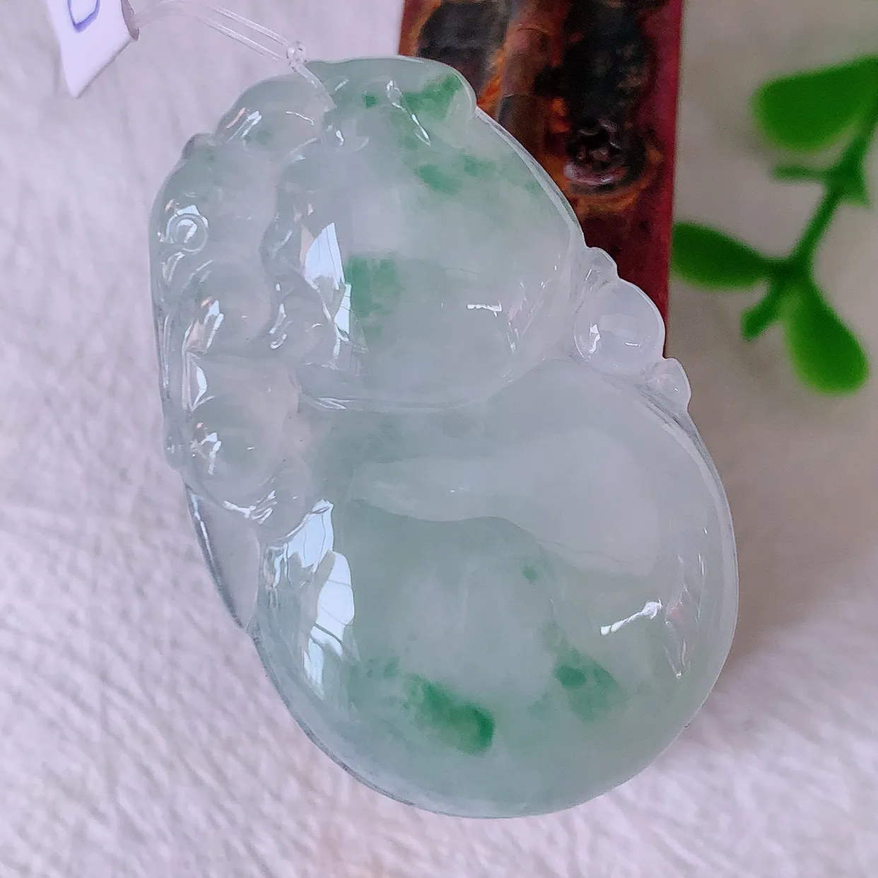 自然光实拍，冰种飘花葫芦吊坠，寓意福禄双全，财源滚滚，清新脱俗，佩戴效果优雅迷人！#49.27