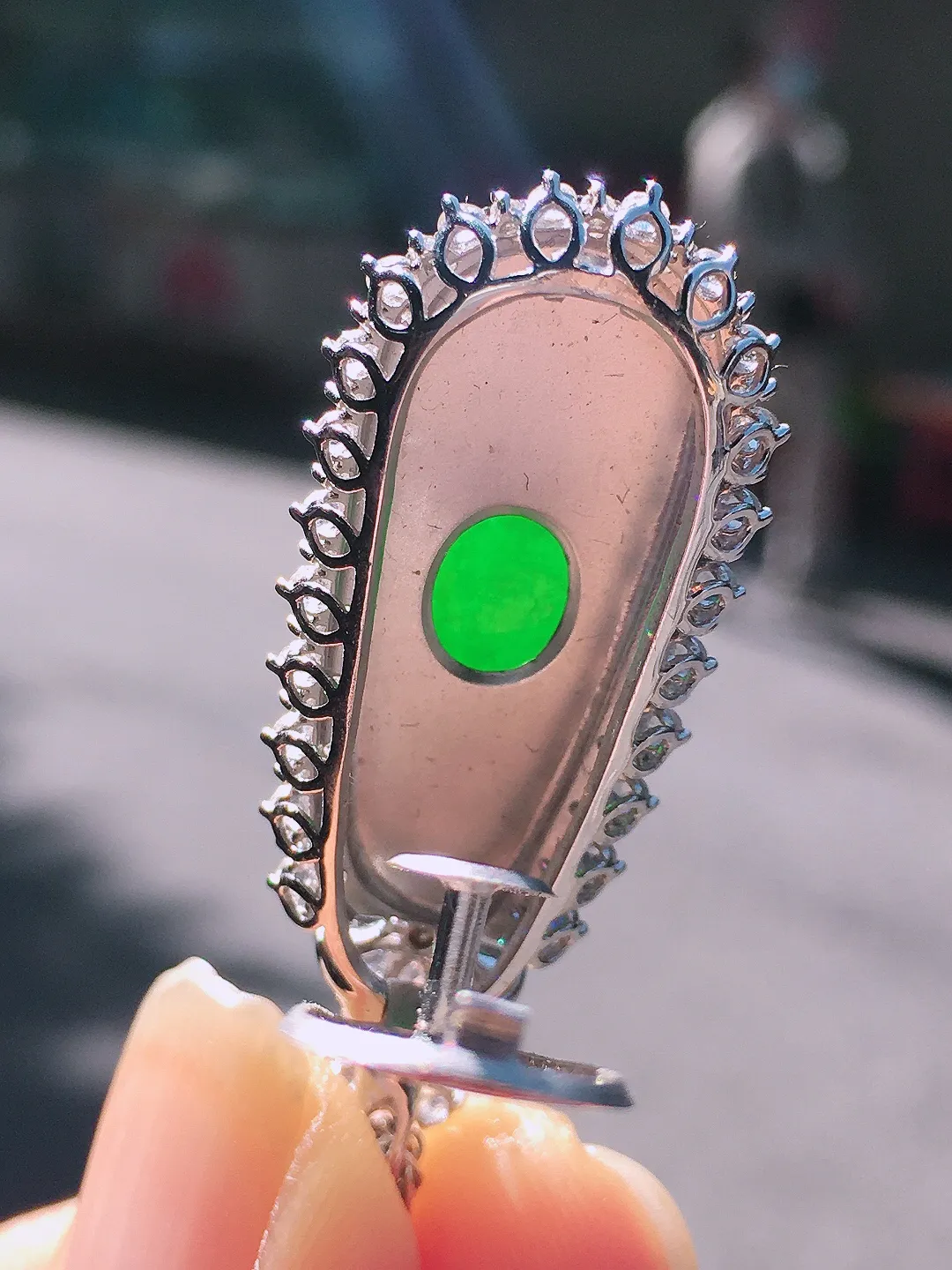 阳绿福豆吊坠，色泽均匀艳丽，玉质细腻，荧光感超
强，饱满圆润，尽显优雅气质，18k
金豪华镶嵌