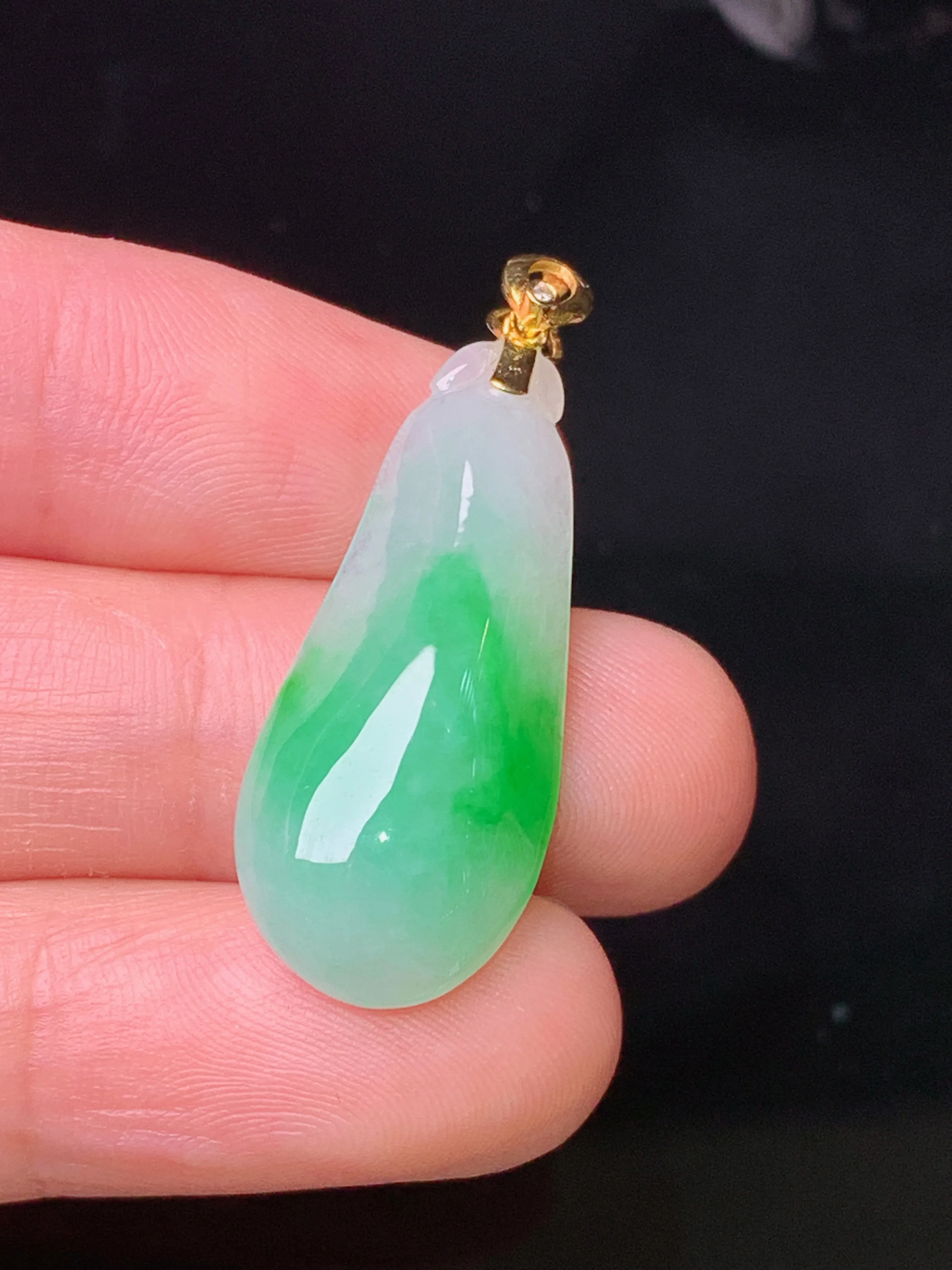 18k金钻镶嵌飘绿福瓜吊坠 玉质细腻 色泽艳丽清新 整体尺寸35.6*12.6*6