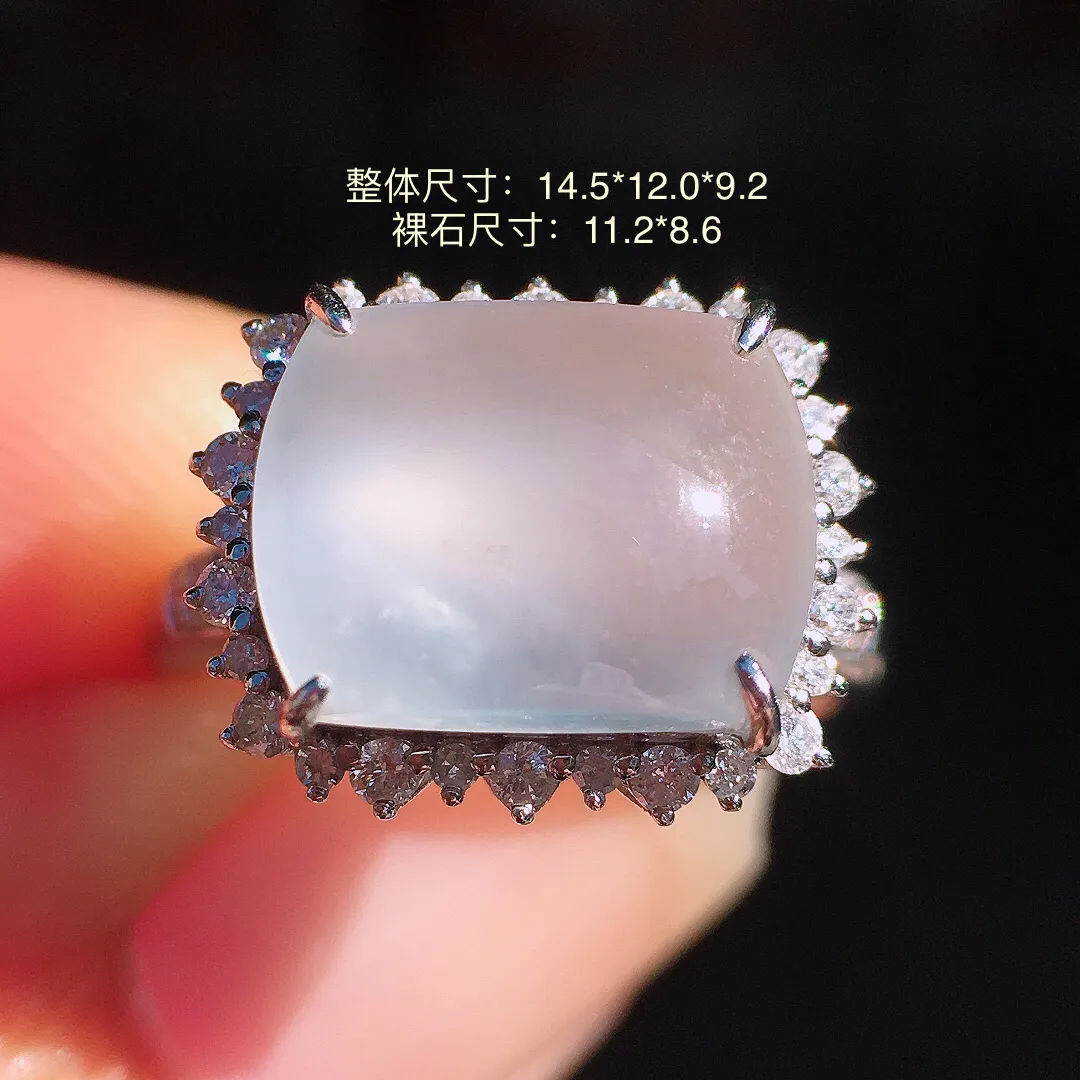 冰种马鞍戒指，玉质细腻，荧光感超
强，饱满圆润，尽显优雅气质，18k
金豪华镶嵌